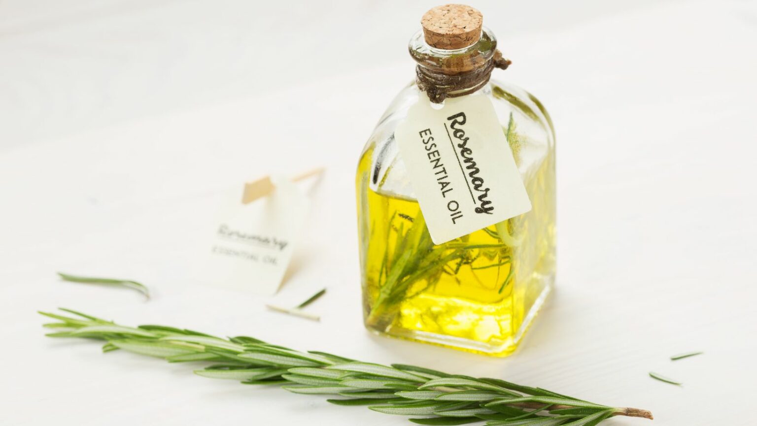 Comment utiliser l'huile essentielle de romarin pour les cheveux