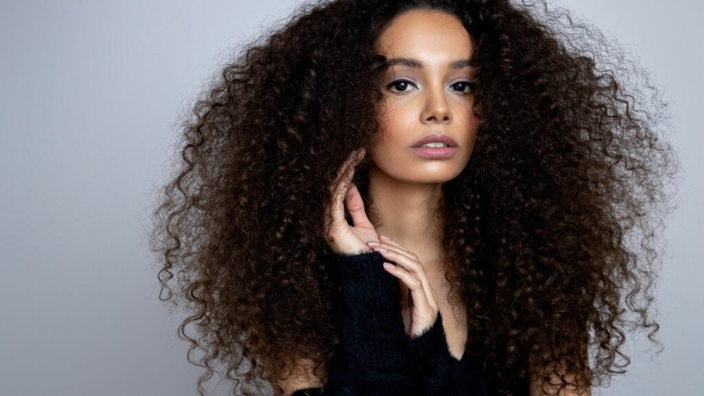 Comment lutter contre le shrinkage des cheveux crépus ?